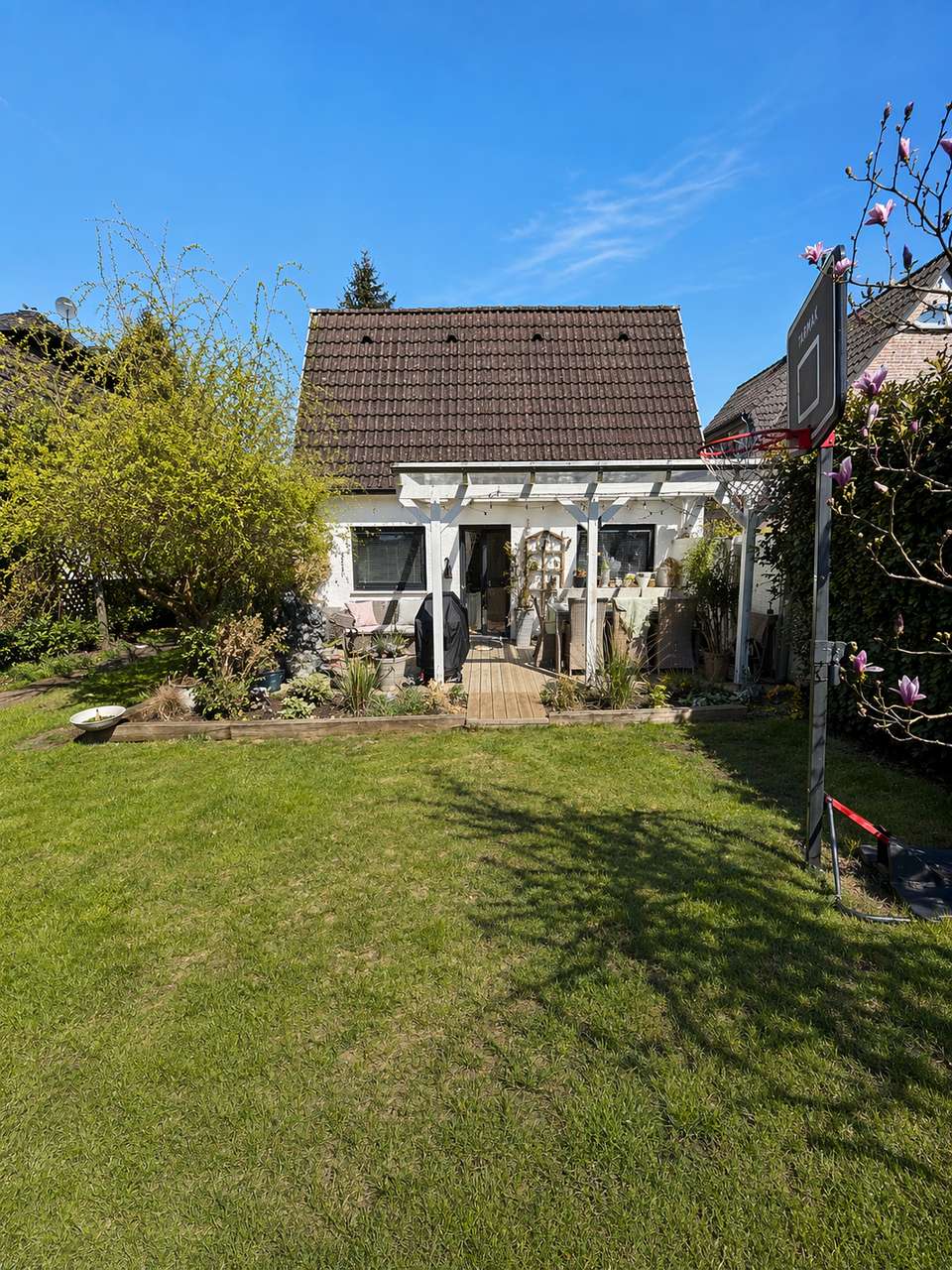 Wohnen in Hamburg-Niendorf: Gepflegtes Haus mit Einliegerwohnung und schönem Garten