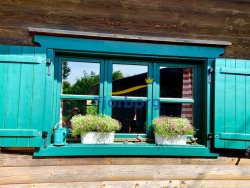 Holzfenster mit Fensterläden Holzfenster mit Fensterläden