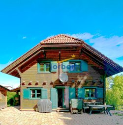 Rückseite des Hauses mit Terrasse Rückseite des Hauses mit Terrasse