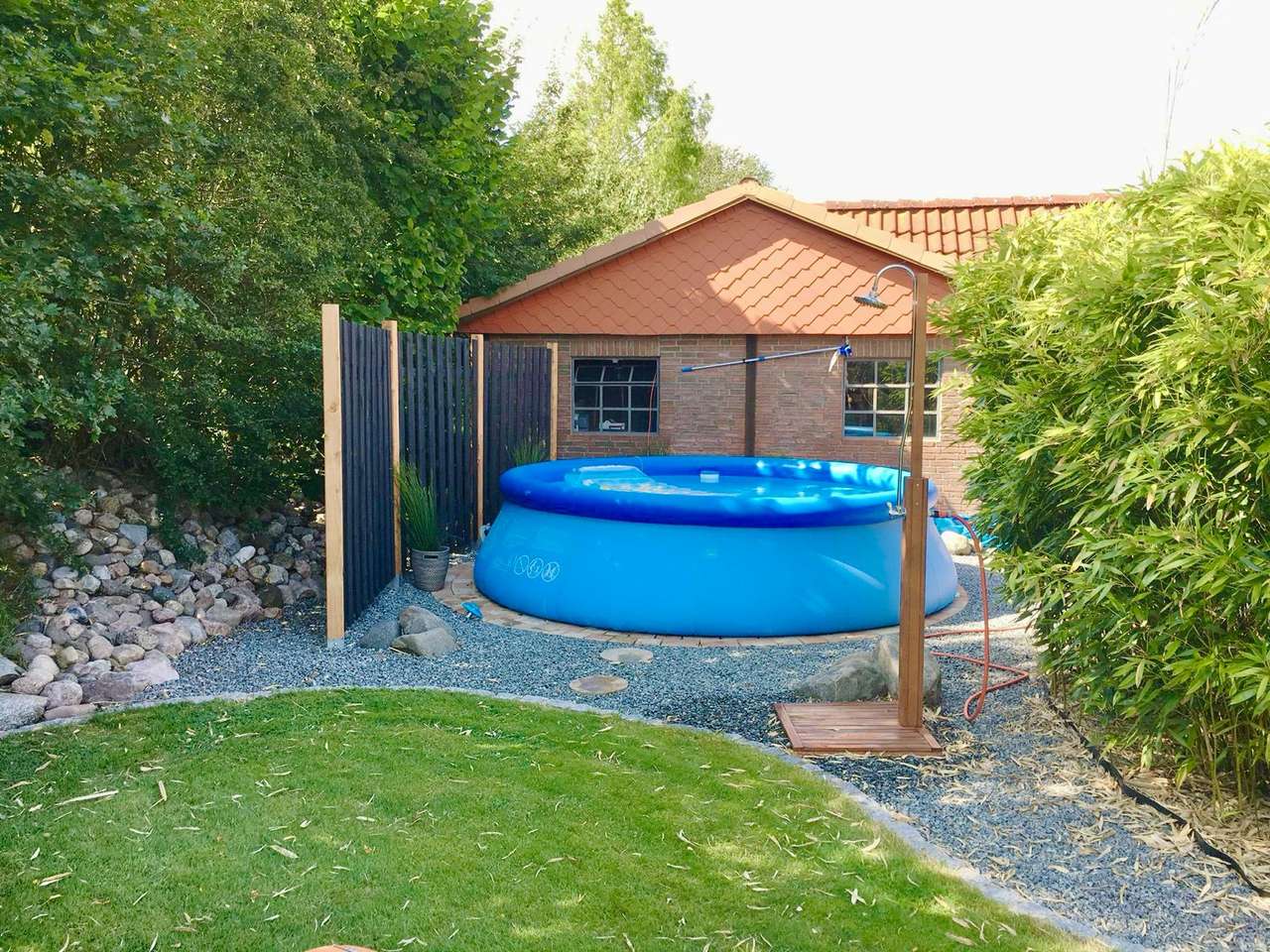 Pool mit Gartendusche