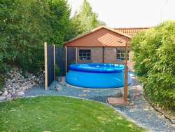 Pool mit Gartendusche
