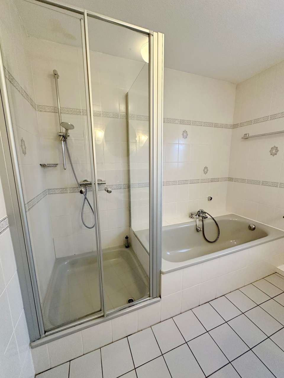 Dusche und Badewanne Dusche und Badewanne
