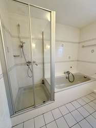 Dusche und Badewanne Dusche und Badewanne
